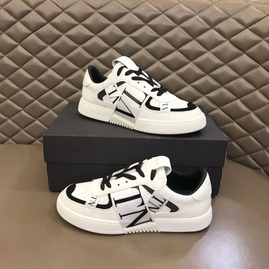 p440 "Valentin*" new spring and summer calfskin lace-up sneakers. No man should be able to refuse these shoes. The classic color scheme is so handsome! Purchase a high-precision replica of the original version to instantly sell off the market currency! 6 VLTN logo rubber effect straps - Valentino Garavani Logo printed on the back and tongue, all materials are customized to ensure quality! Size: 38-44